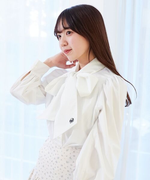 MAJESTIC LEGON(マジェスティックレゴン)の「バリエボウタイブラウス(シャツ/ブラウス・レディース・アイボリー/オフホワイト/ホワイト系その他/ブルー系その他2/ホワイト系その他2・MEDIUM)」の2枚目の写真