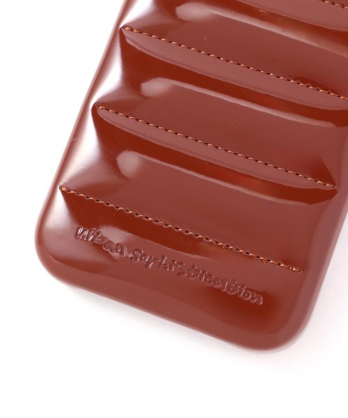 Urban Sophistication（アーバンソフィスティケーション）の「Urban Sophistication/アーバンソフィスティケーション/THE PUFFER CASE (TEDDY BEAR)/iPhone15/14/13_15Pro_16_16Pro（スマホケース/カバー・レディース・ブラウン・3/4）」の3枚目の写真