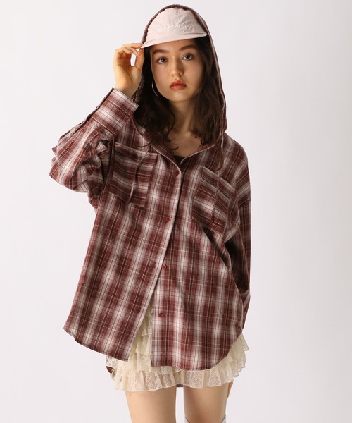 FOREVER 21（フォーエバー トゥエンティーワン）の「【2025SS】チェックフーディービッグシャツ（シャツ/ブラウス・レディース・レッド/ネイビー/ベージュ・FREE）」の7枚目の写真