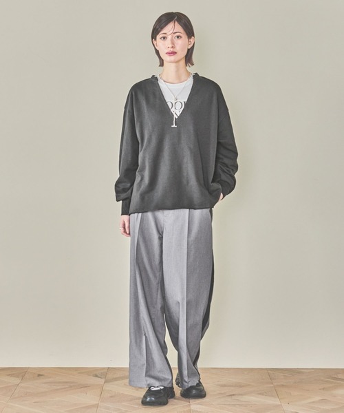 LAKOLE（ラコレ）の「Vネック裏毛プルオーバー / 319500（Tシャツ/カットソー・レディース・チャコールグレー/イエロー/杢グレー・FREE）」の4枚目の写真