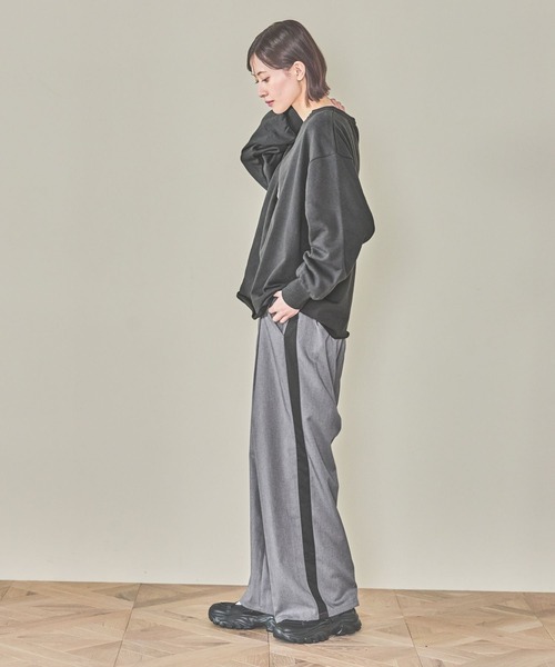 LAKOLE（ラコレ）の「Vネック裏毛プルオーバー / 319500（Tシャツ/カットソー・レディース・チャコールグレー/イエロー/杢グレー・FREE）」の11枚目の写真