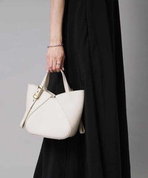 TOFF&LOADSTONE(トフアンドロードストーン)の「Wrap tote light shrink(ラップトート ライトシュリンク)M(トートバッグ・レディース・サンドベージュ/グレー系その他6/ブラウン系その他2/ライトオレンジ系/ホワイト系/ブラック/マスタード・00)」の16枚目の写真