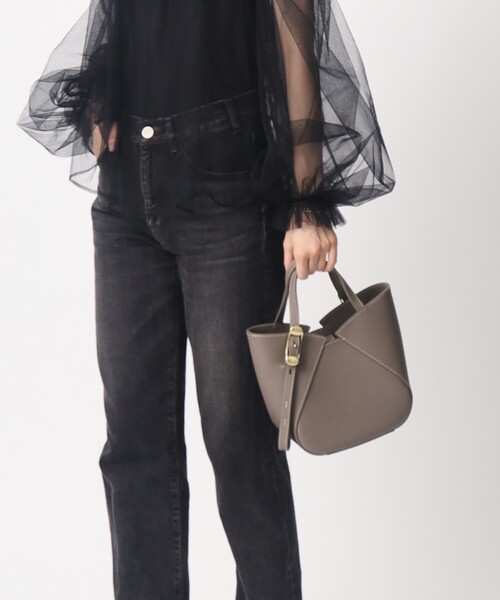 TOFF&LOADSTONE（トフアンドロードストーン）の「ラップトート ライトシュリンク（M）（トートバッグ・レディース・サンドベージュ/グレー系その他6/ブラウン系その他2/ライトオレンジ系/ホワイト系/ブラック/マスタード・00）」の4枚目の写真