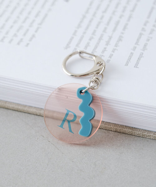 BIRTHDAY BAR（バースデイバー）の「アクリルイニシャルチャーム（チャーム・レディース・グリーン/レッド/イエロー/ブルー系その他/オレンジ/ブルー/グレー/イエロー系その他・0）」の8枚目の写真