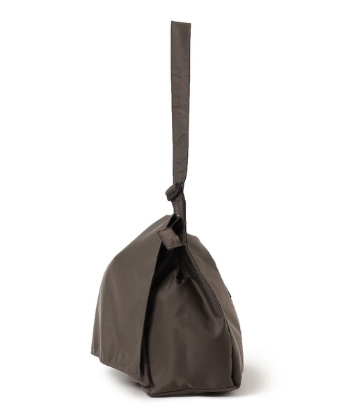 SLOW（スロウ）の「【別注】SLOW / NYLON SHOULDER BAG（ショルダーバッグ・メンズ・ブラック/オリーブ・ONE SIZE）」の4枚目の写真