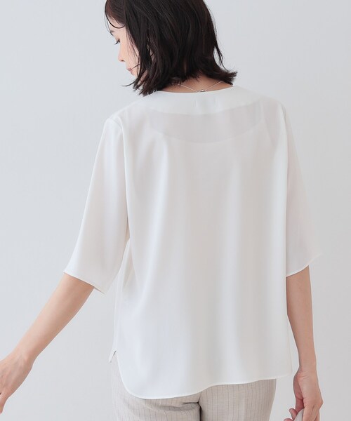 INDIVI(インディヴィ)の「【洗える】ハーフジップデザインブラウス(シャツ/ブラウス・レディース・ホワイト/ネイビー/ブルー系その他7・40/38/05/15 /13/19/03)」の5枚目の写真