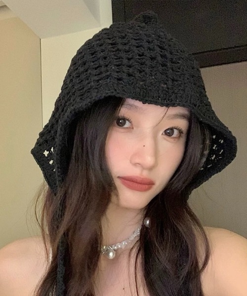 LADY LIKE（レディライク）の「ストラップ付きクロシェ編みニット帽（ニットキャップ/ビーニー・レディース・アイボリー/ブラック・F）」の2枚目の写真