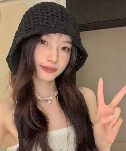 LADY LIKE（レディライク）の「ストラップ付きクロシェ編みニット帽（ニットキャップ/ビーニー・レディース・アイボリー/ブラック・F）」の3枚目の写真