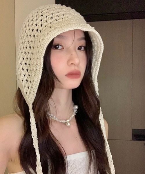 LADY LIKE（レディライク）の「ストラップ付きクロシェ編みニット帽（ニットキャップ/ビーニー・レディース・アイボリー/ブラック・F）」の6枚目の写真