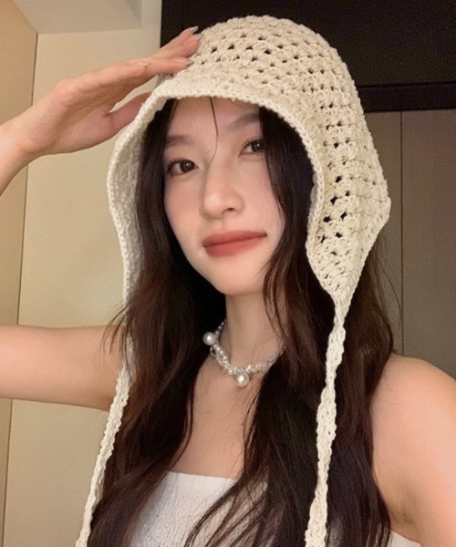 LADY LIKE（レディライク）の「ストラップ付きクロシェ編みニット帽（ニットキャップ/ビーニー・レディース・アイボリー/ブラック・F）」の5枚目の写真