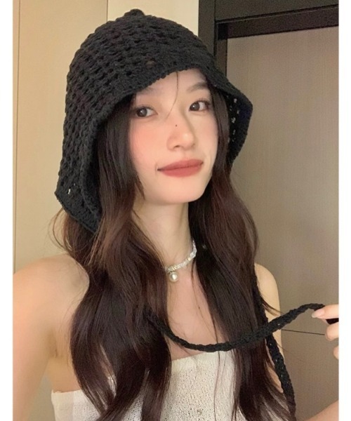 LADY LIKE（レディライク）の「ストラップ付きクロシェ編みニット帽（ニットキャップ/ビーニー・レディース・アイボリー/ブラック・F）」の4枚目の写真