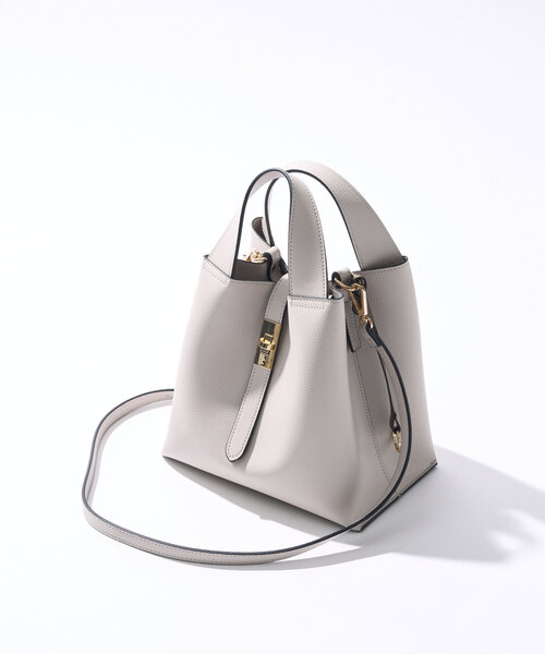 un dix cors（アンディコール）の「《オンオフ使える上品デザイン》ロングベルト変形2WAYバッグ（ハンドバッグ・レディース・アイボリー/グレイッシュベージュ/ブラック・FREE）」の2枚目の写真