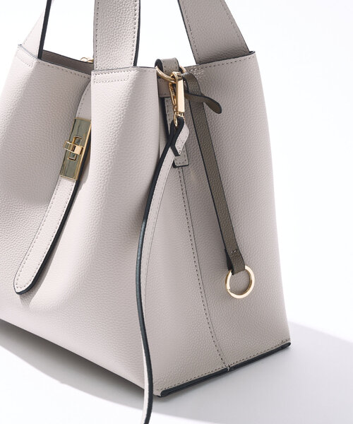 un dix cors（アンディコール）の「《オンオフ使える上品デザイン》ロングベルト変形2WAYバッグ（ハンドバッグ・レディース・アイボリー/グレイッシュベージュ/ブラック・FREE）」の14枚目の写真