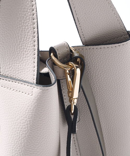 un dix cors（アンディコール）の「《オンオフ使える上品デザイン》ロングベルト変形2WAYバッグ（ハンドバッグ・レディース・アイボリー/グレイッシュベージュ/ブラック・FREE）」の16枚目の写真