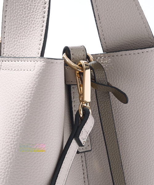 un dix cors（アンディコール）の「《オンオフ使える上品デザイン》ロングベルト変形2WAYバッグ（ハンドバッグ・レディース・アイボリー/グレイッシュベージュ/ブラック・FREE）」の17枚目の写真