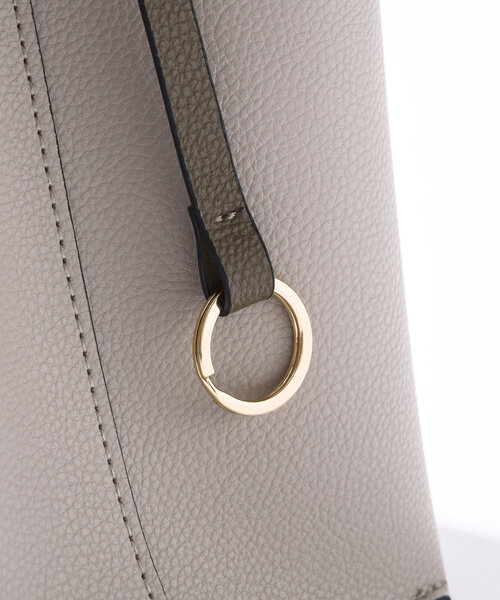 un dix cors（アンディコール）の「《オンオフ使える上品デザイン》ロングベルト変形2WAYバッグ（ハンドバッグ・レディース・アイボリー/グレイッシュベージュ/ブラック・FREE）」の18枚目の写真