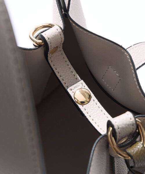 un dix cors（アンディコール）の「《オンオフ使える上品デザイン》ロングベルト変形2WAYバッグ（ハンドバッグ・レディース・アイボリー/グレイッシュベージュ/ブラック・FREE）」の19枚目の写真