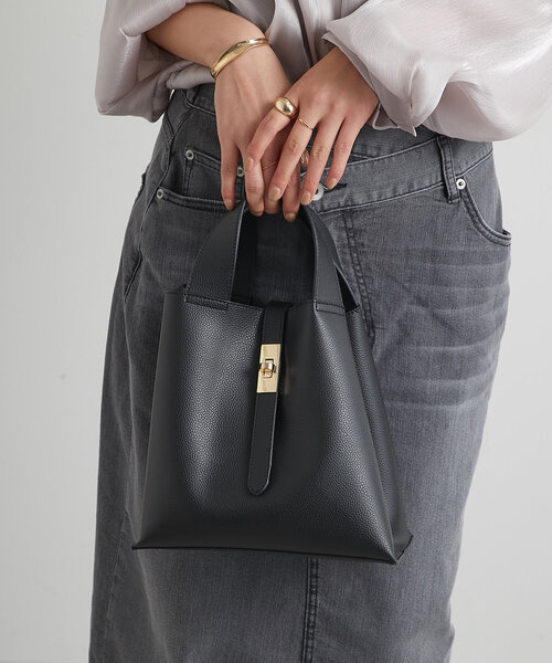 un dix cors（アンディコール）の「《オンオフ使える上品デザイン》ロングベルト変形2WAYバッグ（ハンドバッグ・レディース・アイボリー/グレイッシュベージュ/ブラック・FREE）」の5枚目の写真