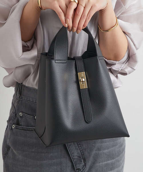 un dix cors（アンディコール）の「《オンオフ使える上品デザイン》ロングベルト変形2WAYバッグ（ハンドバッグ・レディース・アイボリー/グレイッシュベージュ/ブラック・FREE）」の6枚目の写真