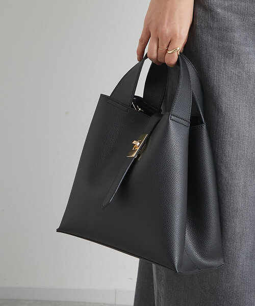 un dix cors（アンディコール）の「《オンオフ使える上品デザイン》ロングベルト変形2WAYバッグ（ハンドバッグ・レディース・アイボリー/グレイッシュベージュ/ブラック・FREE）」の7枚目の写真