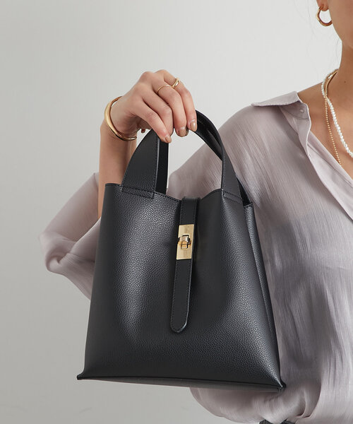 un dix cors（アンディコール）の「《オンオフ使える上品デザイン》ロングベルト変形2WAYバッグ（ハンドバッグ・レディース・アイボリー/グレイッシュベージュ/ブラック・FREE）」の8枚目の写真