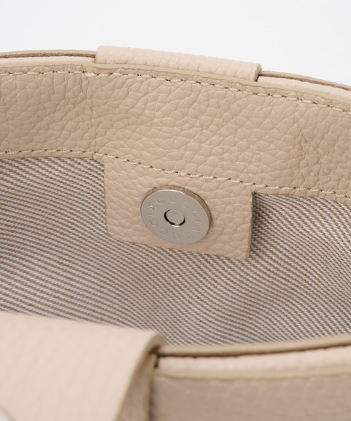 IACUCCI イアクッチ ベルタ 編み込みレザーショルダーバッグ ベージュ IACUCCI（イアクッチ）の「ベルタ S CERVO（ショルダーバッグ