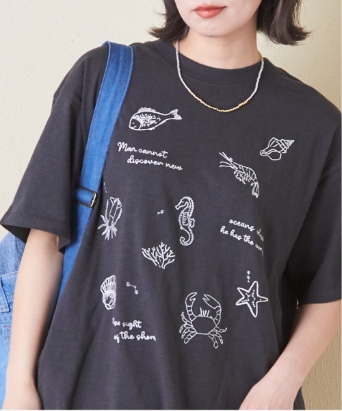 CUBE SUGAR（キューブシュガー）の「32/-スラブ天竺マリン刺繍Tシャツ（Tシャツ/カットソー・レディース・スミクロ/ナチュラル/オレンジ/マルチ/ブルー・M）」の2枚目の写真