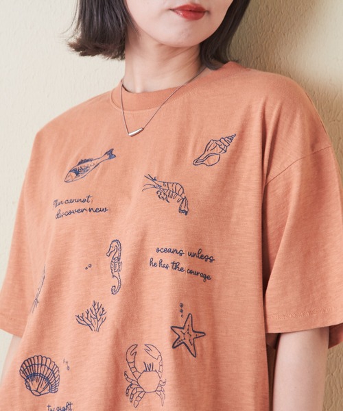 CUBE SUGAR（キューブシュガー）の「32/-スラブ天竺マリン刺繍Tシャツ（Tシャツ/カットソー・レディース・スミクロ/ナチュラル/オレンジ/マルチ/ブルー・M）」の5枚目の写真