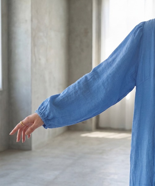 STYLE DELI（スタイルデリ）の「綿麻混紡ロングボウタイギャザーワンピース（ワンピース・レディース・ブルー/ホワイト系その他・1/2）」の11枚目の写真