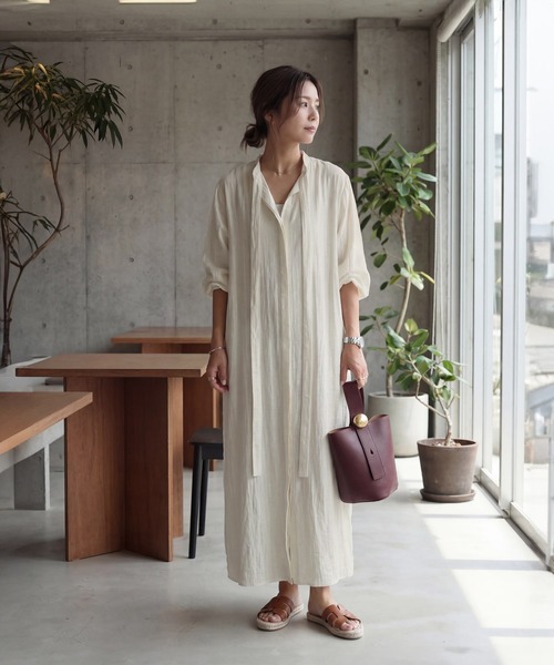 STYLE DELI（スタイルデリ）の「綿麻混紡ロングボウタイギャザーワンピース（ワンピース・レディース・ブルー/ホワイト系その他・1/2）」の6枚目の写真