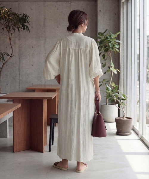 STYLE DELI（スタイルデリ）の「綿麻混紡ロングボウタイギャザーワンピース（ワンピース・レディース・ブルー/ホワイト系その他・1/2）」の5枚目の写真