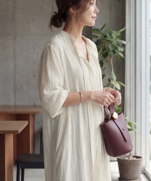 STYLE DELI（スタイルデリ）の「綿麻混紡ロングボウタイギャザーワンピース（ワンピース・レディース・ブルー/ホワイト系その他・1/2）」の4枚目の写真