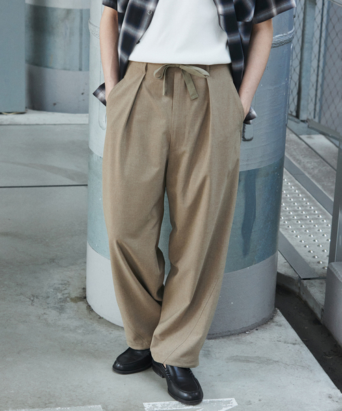 JOURNAL STANDARD（ジャーナルスタンダード）の「ウーリーノライト ツイスト オーバー パンツ（スラックス・メンズ・チャコールグレー/ライトグレー/ブラック/ベージュ・SMALL/MEDIUM/LARGE）」の4枚目の写真