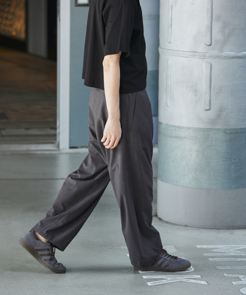 JOURNAL STANDARD（ジャーナルスタンダード）の「ウーリーノライト ツイスト オーバー パンツ（スラックス・メンズ・チャコールグレー/ライトグレー/ブラック/ベージュ・SMALL/MEDIUM/LARGE）」の6枚目の写真