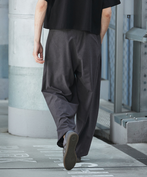 JOURNAL STANDARD（ジャーナルスタンダード）の「ウーリーノライト ツイスト オーバー パンツ（スラックス・メンズ・チャコールグレー/ライトグレー/ブラック/ベージュ・SMALL/MEDIUM/LARGE）」の5枚目の写真