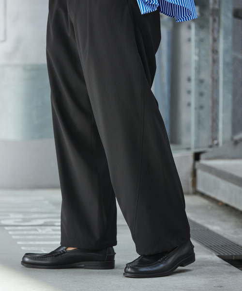 JOURNAL STANDARD（ジャーナルスタンダード）の「ウーリーノライト ツイスト オーバー パンツ（スラックス・メンズ・チャコールグレー/ライトグレー/ブラック/ベージュ・SMALL/MEDIUM/LARGE）」の13枚目の写真