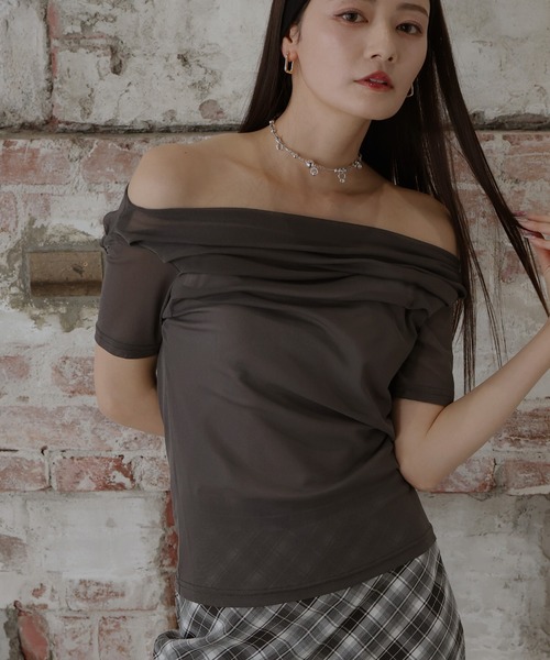 Mili affinity(ミリアフィニティー)の「シアータックオフショルトップス(Tシャツ/カットソー・レディース・アイボリー/レッド/ブラック/チャコール・FREE)」の3枚目の写真