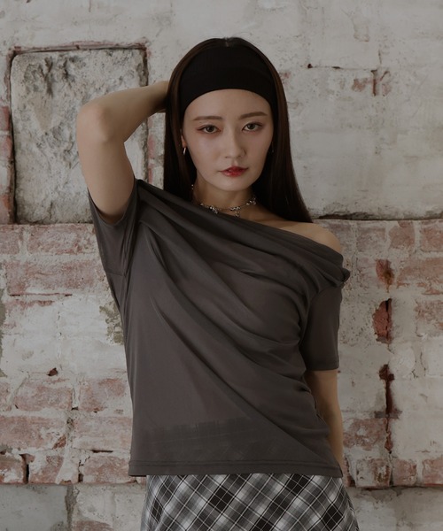 Mili affinity(ミリアフィニティー)の「シアータックオフショルトップス(Tシャツ/カットソー・レディース・アイボリー/レッド/ブラック/チャコール・FREE)」の15枚目の写真