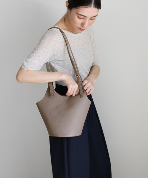 select MOCA(セレクトモカ)の「バックルハンドルラウンドトートバッグ(ショルダーバッグ・レディース・ブラック/ブラウン/グレイッシュベージュ・FREE)」の18枚目の写真