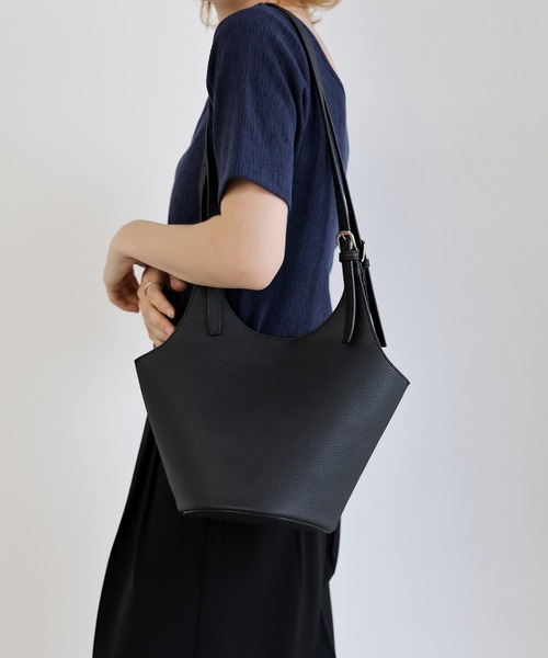 select MOCA(セレクトモカ)の「バックルハンドルラウンドトートバッグ(ショルダーバッグ・レディース・ブラック/ブラウン/グレイッシュベージュ・FREE)」の13枚目の写真