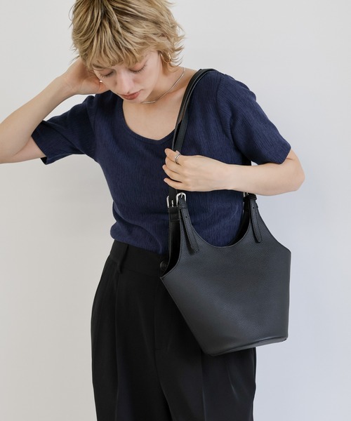 select MOCA(セレクトモカ)の「バックルハンドルラウンドトートバッグ(ショルダーバッグ・レディース・ブラック/ブラウン/グレイッシュベージュ・FREE)」の12枚目の写真