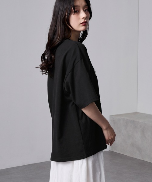 nui nullu(ヌイヌル)の「【nui nullu】英字ロゴレタリングビッグTシャツ(Tシャツ/カットソー・レディース・オフホワイト/チャコールグレー/ブラック/モカ・FREE)」の20枚目の写真