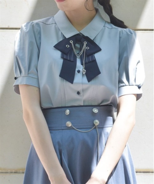axes femme(アクシーズファム)の「ハトメ×チェーン付リボンブラウス(シャツ/ブラウス・レディース・キナリ/サックスブルー/ブラック/ラベンダー・FREE)」の1枚目の写真