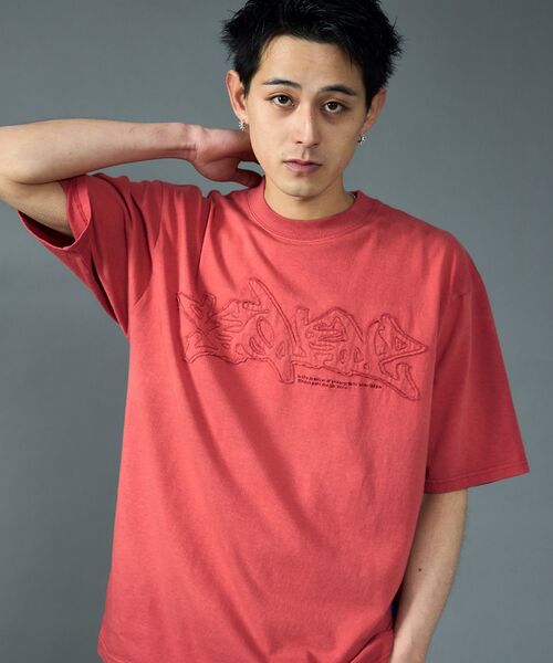 SEQUENZ（シークエンズ）の「【SEQUENZ（シークエンズ）】FADE APPLIQUE LOGO TEE /  Tシャツ クルーネック 半袖 加工 古着（Tシャツ/カットソー・メンズ・レッド/サンドベージュ/ブラック・SMALL/MEDIUM/LARGE/X-LARGE）」の3枚目の写真