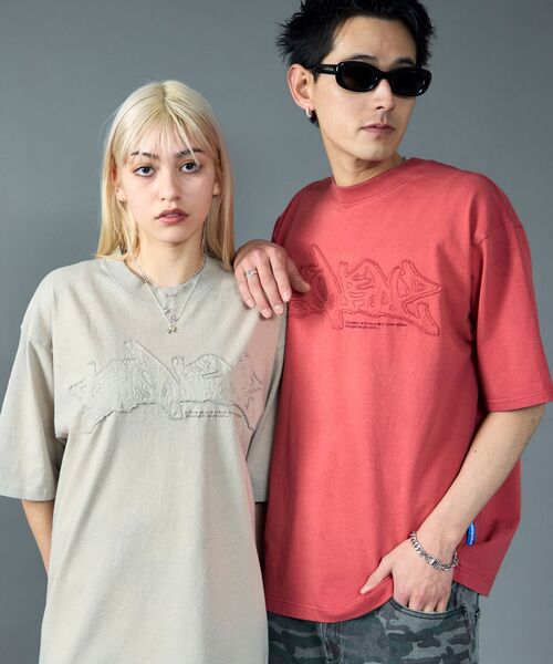 SEQUENZ（シークエンズ）の「【SEQUENZ（シークエンズ）】FADE APPLIQUE LOGO TEE /  Tシャツ クルーネック 半袖 加工 古着（Tシャツ/カットソー・メンズ・レッド/サンドベージュ/ブラック・SMALL/MEDIUM/LARGE/X-LARGE）」の2枚目の写真
