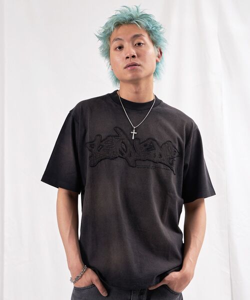 SEQUENZ（シークエンズ）の「【SEQUENZ（シークエンズ）】FADE APPLIQUE LOGO TEE /  Tシャツ クルーネック 半袖 加工 古着（Tシャツ/カットソー・メンズ・レッド/サンドベージュ/ブラック・SMALL/MEDIUM/LARGE/X-LARGE）」の4枚目の写真