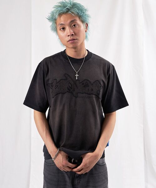 SEQUENZ（シークエンズ）の「【SEQUENZ（シークエンズ）】FADE APPLIQUE LOGO TEE /  Tシャツ クルーネック 半袖 加工 古着（Tシャツ/カットソー・メンズ・レッド/サンドベージュ/ブラック・SMALL/MEDIUM/LARGE/X-LARGE）」の6枚目の写真