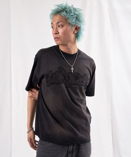 SEQUENZ（シークエンズ）の「【SEQUENZ（シークエンズ）】FADE APPLIQUE LOGO TEE /  Tシャツ クルーネック 半袖 加工 古着（Tシャツ/カットソー・メンズ・レッド/サンドベージュ/ブラック・SMALL/MEDIUM/LARGE/X-LARGE）」の7枚目の写真