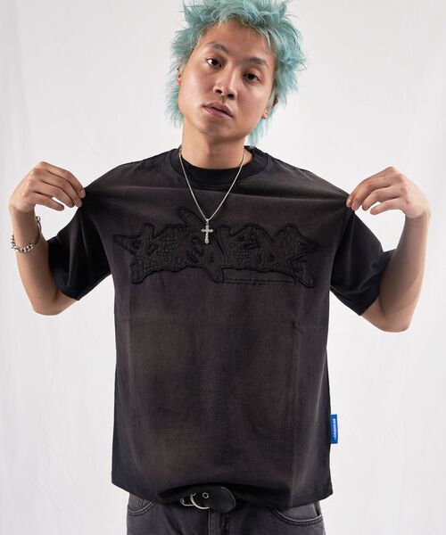 SEQUENZ（シークエンズ）の「【SEQUENZ（シークエンズ）】FADE APPLIQUE LOGO TEE /  Tシャツ クルーネック 半袖 加工 古着（Tシャツ/カットソー・メンズ・レッド/サンドベージュ/ブラック・SMALL/MEDIUM/LARGE/X-LARGE）」の8枚目の写真