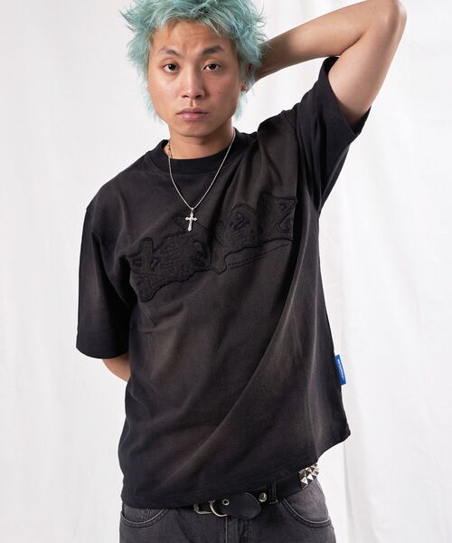 SEQUENZ（シークエンズ）の「【SEQUENZ（シークエンズ）】FADE APPLIQUE LOGO TEE /  Tシャツ クルーネック 半袖 加工 古着（Tシャツ/カットソー・メンズ・レッド/サンドベージュ/ブラック・SMALL/MEDIUM/LARGE/X-LARGE）」の9枚目の写真
